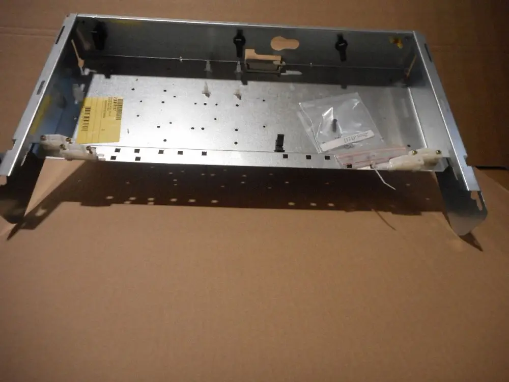 Metallierende Halterung für Elektroplatine, geeignet für Anwendungen in Heizsystemen. Hersteller: Remeha. Zeigt verschiedene Bohrungen und Halterungen für Montagezwecke.